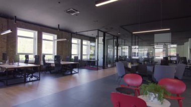 Modern başlangıç merkezleri çağdaş bir kurumsal ortamda cam ofislerden oluşur, modern bir çalışma alanının gösterişli, yenilikçi ve minimalist tasarım estetiğini vurgularlar. 