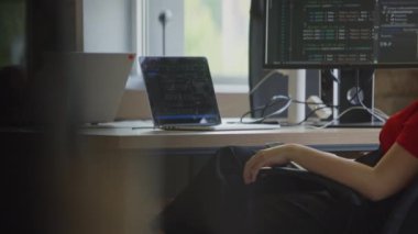 Modern bir iş kadını, mesai saatleri boyunca akıllı telefonunu kullanarak çağdaş bir ofiste mola verir.