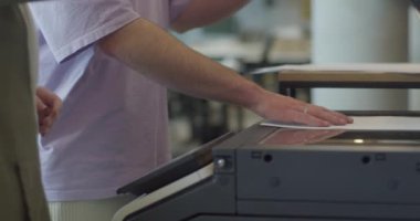 Modern bir başlangıç ofisinde, tesettürlü iş kadını meslektaşı ile işbirliği yapar, çeşitliliği, güçlendirmeyi ve çağdaş iş dünyasında başarıyı sembolize eder.. 