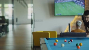 Çeşitli girişimci grupları, bilardo ve video oyunları, modern ofis ortamında takım bağlarını geliştirme ve gevşeme gibi çeşitli oyunlardan zevk almak için işe ara veriyor.