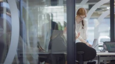  Çeşitli meslekdaşlardan oluşan bir grup, takım çalışması, üretkenlik ve dinamik bir şirket ortamını örnek alarak, modern bir ofiste çeşitli iş görevlerini birlikte ve verimli bir şekilde yerine getiriyor.