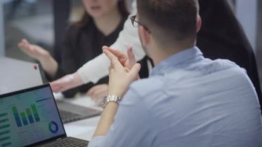  Çeşitli meslekdaşlardan oluşan bir grup, takım çalışması, üretkenlik ve dinamik bir şirket ortamını örnek alarak, modern bir ofiste çeşitli iş görevlerini birlikte ve verimli bir şekilde yerine getiriyor.