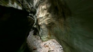 FPV insansız hava aracı, içme suyu olan küçük bir derenin üstündeki kanyondan geçiyor. 