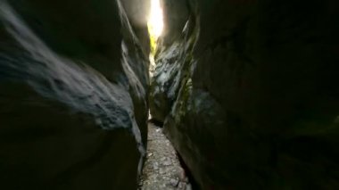 FPV insansız hava aracı, içme suyu olan küçük bir derenin üstündeki kanyondan geçiyor. 