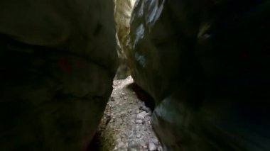 FPV insansız hava aracı, içme suyu olan küçük bir derenin üstündeki kanyondan geçiyor. 