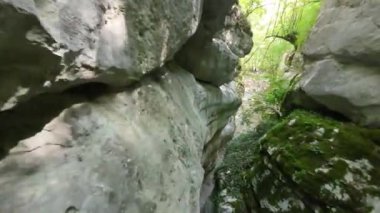 FPV insansız hava aracı, içme suyu olan küçük bir derenin üstündeki kanyondan geçiyor. 