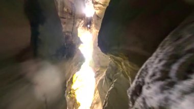 FPV insansız hava aracı, içme suyu olan küçük bir derenin üstündeki kanyondan geçiyor. 