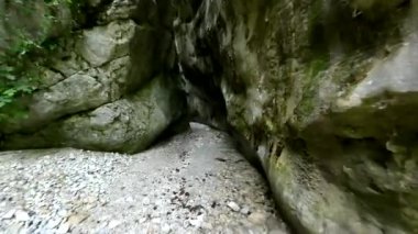 FPV insansız hava aracı, içme suyu olan küçük bir derenin üstündeki kanyondan geçiyor. 