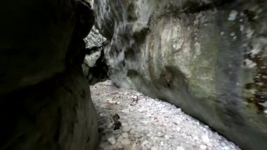 FPV insansız hava aracı, içme suyu olan küçük bir derenin üstündeki kanyondan geçiyor. 