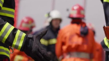 İtfaiyecilerden oluşan bir ekip, başarılı bir operasyondan sonra bu kahramanlar arasındaki güçlü bağı ve dostluğu göstermek ve sevinç ve rahatlama duygularını paylaşmak için bir araya geliyor.. 