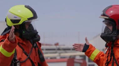 İtfaiyecilerden oluşan bir ekip, başarılı bir operasyondan sonra bu kahramanlar arasındaki güçlü bağı ve dostluğu göstermek ve sevinç ve rahatlama duygularını paylaşmak için bir araya geliyor.. 