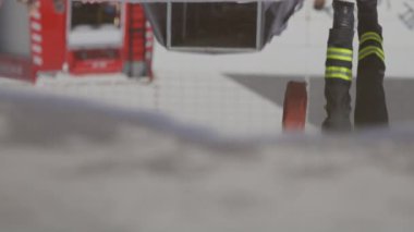 Yansıtıcı sahne, tehlikeli bir itfaiye görevine giden bir itfaiyeciyi yakalıyor. Yüzündeki cesaret ve hazırlığı simgeleyen bir yangın hortumunu tutarken görüntüsü su yüzeyinde yansıtılıyor.