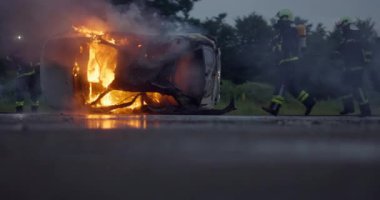İtfaiyeciler yangını kontrol etmek için alevlerle savaşır, yayılmak için değil. İtfaiyeci endüstriyel ve kamu güvenliği kavramı. Trafik ya da araba kazası kurtarma ve eyleme yardım. Yüksek kalite fotoğraf