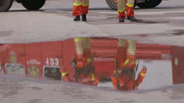 İtfaiyecilerden oluşan özel bir ekip bir itfaiye aracından hortumları alıyor ve tehlikeli bir tehlikeyle mücadele etmedeki cesaret ve profesyonel uzmanlıklarını sergileyerek, yanan bir yangını söndürmek için tehlikeli bir göreve çıkıyorlar.
