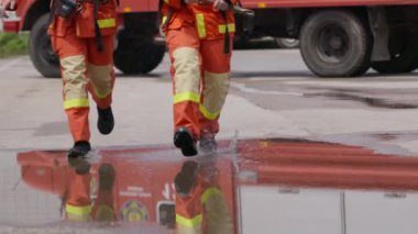 İtfaiyecilerden oluşan özel bir ekip bir itfaiye aracından hortumları alıyor ve tehlikeli bir tehlikeyle mücadele etmedeki cesaret ve profesyonel uzmanlıklarını sergileyerek, yanan bir yangını söndürmek için tehlikeli bir göreve çıkıyorlar.