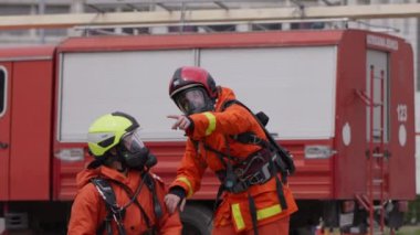 Bir grup uzman itfaiyeci, tehlikeli yangın bölgelerini tespit etmek ve değerlendirmek için termal kamera kullanıyor. Bu da yüksek sıcaklıklarla etkin bir şekilde savaşmada ileri teknoloji ve uzmanlıklarını gösteriyor.