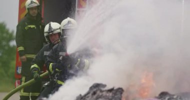 İtfaiyeciler yangını kontrol etmek için alevlerle savaşır, yayılmak için değil. İtfaiyeci endüstriyel ve kamu güvenliği kavramı. Trafik ya da araba kazası kurtarma ve eyleme yardım. Yüksek kalite fotoğraf