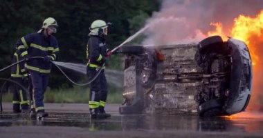 İtfaiyeciler yangını kontrol etmek için alevlerle savaşır, yayılmak için değil. İtfaiyeci endüstriyel ve kamu güvenliği kavramı. Trafik ya da araba kazası kurtarma ve eyleme yardım. Yüksek kalite fotoğraf