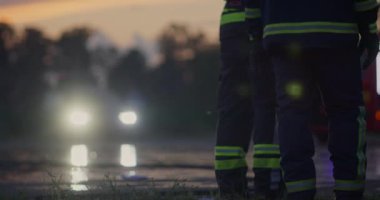 İtfaiyeciler yangını kontrol etmek için alevlerle savaşır, yayılmak için değil. İtfaiyeci endüstriyel ve kamu güvenliği kavramı. Trafik ya da araba kazası kurtarma ve eyleme yardım. Yüksek kalite fotoğraf