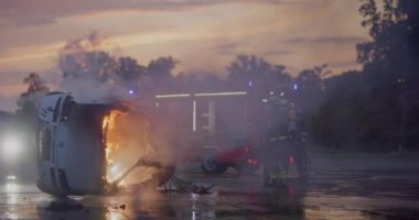 İtfaiyeciler yangını kontrol etmek için alevlerle savaşır, yayılmak için değil. İtfaiyeci endüstriyel ve kamu güvenliği kavramı. Trafik ya da araba kazası kurtarma ve eyleme yardım. Yüksek kalite fotoğraf