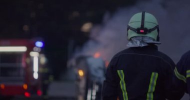 İtfaiyeciler yangını kontrol etmek için alevlerle savaşır, yayılmak için değil. İtfaiyeci endüstriyel ve kamu güvenliği kavramı. Trafik ya da araba kazası kurtarma ve eyleme yardım. Yüksek kalite fotoğraf