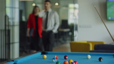 Çeşitli girişimci grupları, bilardo ve video oyunları, modern ofis ortamında takım bağlarını geliştirme ve gevşeme gibi çeşitli oyunlardan zevk almak için işe ara veriyor.