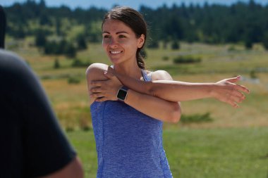  Kararlı bir atletik kadın koşudan sonra esneme hareketleri yapar, spor yolculuğuna kendini adamaya ve vücudunun esnekliğini ve esnekliğini arttırmaya çalışır.