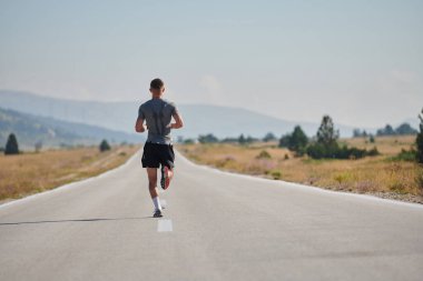 Yüksek motivasyona sahip bir maraton koşucusu, hedeflerine ulaşmak için yanıp tutuşan arzusuyla yaklaşan yarışı için amansız bir şekilde antrenman yaparken kararlılığını sergiliyor.. 