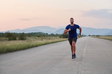 Yüksek motivasyona sahip bir maraton koşucusu, hedeflerine ulaşmak için yanıp tutuşan arzusuyla yaklaşan yarışı için amansız bir şekilde antrenman yaparken kararlılığını sergiliyor.. 