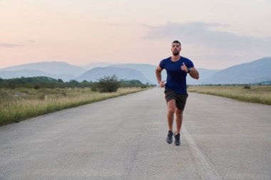 Yüksek motivasyona sahip bir maraton koşucusu, hedeflerine ulaşmak için yanıp tutuşan arzusuyla yaklaşan yarışı için amansız bir şekilde antrenman yaparken kararlılığını sergiliyor.. 