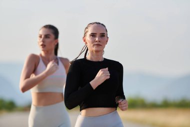 Güneşli bir günde, iki atletik arkadaş birlikte koşmaktan zevk alır, sağlıklı yaşam tarzlarını ve formda kalma rejimlerini sürdürürler..