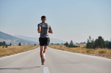 Yüksek motivasyona sahip bir maraton koşucusu, hedeflerine ulaşmak için yanıp tutuşan arzusuyla yaklaşan yarışı için amansız bir şekilde antrenman yaparken kararlılığını sergiliyor.. 