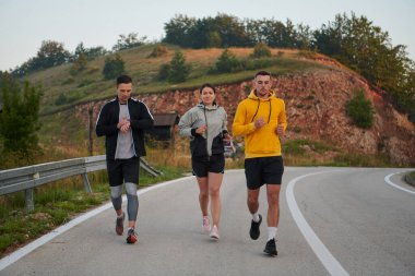 Bir grup spor arkadaşı şafaktan önce koşmak için bir araya gelirler, sisli hava ve sabahın erken saatlerinde bir yoldaşlık ve kararlılık ortamı yaratırlar.. 