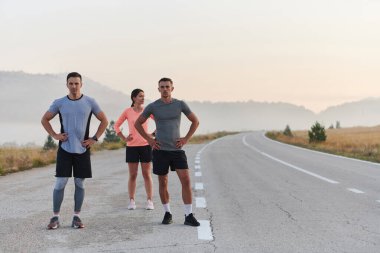 Adanmış bir grup sporcu, ilerideki fitness yolculuklarına hazırlanırken azim ve yoldaşlık yayıyorlar.. 