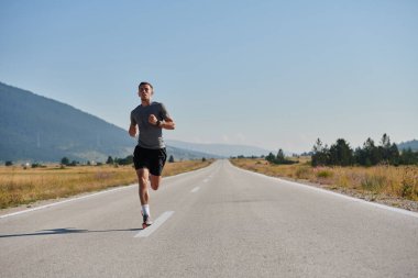 Yüksek motivasyona sahip bir maraton koşucusu, hedeflerine ulaşmak için yanıp tutuşan arzusuyla yaklaşan yarışı için amansız bir şekilde antrenman yaparken kararlılığını sergiliyor.. 