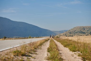 Bir çift güneş lekeli bir yolda koşar, vücutları güçlü ve sağlıklıdır, birbirlerine olan sevgileri ve her adımda aşikardır.. 