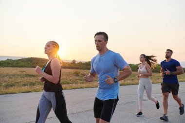 Çeşitli koşuculardan oluşan bir grup, yaklaşan bir yarışma için, gün batımının nefes kesen arka planına karşı birlikte antrenman yaparken, birbirlerinde motivasyon ve ilham buluyor.. 