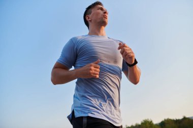 Yüksek motivasyona sahip bir maraton koşucusu, hedeflerine ulaşmak için yanıp tutuşan arzusuyla yaklaşan yarışı için amansız bir şekilde antrenman yaparken kararlılığını sergiliyor.. 