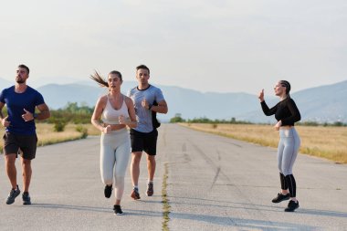 Bir grup arkadaş, güneşli bir günde dışarıda koşuşturarak sağlıklı bir yaşam tarzını sürdürüyor. Spor ve doğanın enerji verici etkilerinden keyif alıyorlar.. 