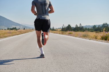 Yüksek motivasyona sahip bir maraton koşucusu, hedeflerine ulaşmak için yanıp tutuşan arzusuyla yaklaşan yarışı için amansız bir şekilde antrenman yaparken kararlılığını sergiliyor.. 