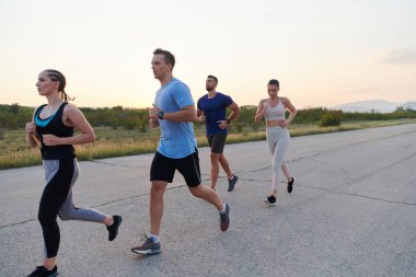 Çeşitli koşuculardan oluşan bir grup, yaklaşan bir yarışma için, gün batımının nefes kesen arka planına karşı birlikte antrenman yaparken, birbirlerinde motivasyon ve ilham buluyor.. 