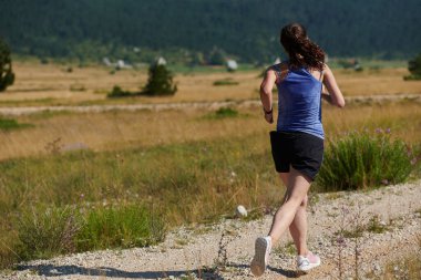 Dayanıklılık ve kararlılığı somutlaştıran tek bir koşucu, sağlıklı bir yaşam tarzını benimserken, yaklaşan maraton müsabakaları için hazırlanarak, coşkuyla fitness hedeflerini takip eder. 