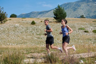 Açık havada koşan canlı bir çift atletizm ve romantizmin özünü somutlaştırıyor. Kendine güvenen adımları gelecekteki maratona ortak bir bağlılığı ve hazırlığı yansıtıyor.