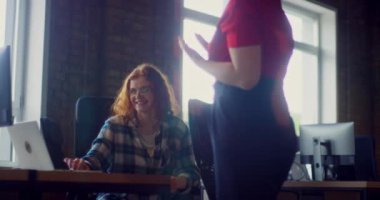 Modern iş kadınlarından oluşan bir ekip dinamik bir tartışmaya girişiyor, projeler üzerinde işbirliği yapıyor ve iş sorunlarına yenilikçi çözümler bulmak için birlikte çalışıyorlar.. 