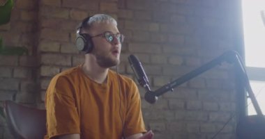 Çarpıcı mavi saçlı genç bir girişimci, çeşitli iş hikayeleri ve yeni girişimci fikirleri hakkında sohbetler yaparak, yenilikleri teşvik ederek ve paylaşarak bir podcastta konuk olarak görev yapıyor.