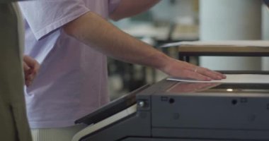 Modern bir başlangıç ofisinde, tesettürlü iş kadını meslektaşı ile işbirliği yapar, çeşitliliği, güçlendirmeyi ve çağdaş iş dünyasında başarıyı sembolize eder.. 