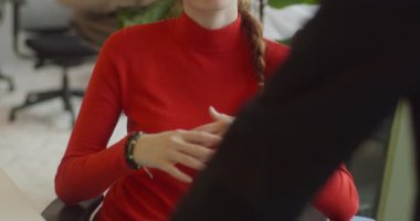 Aa modern, sarışın iş kadını yönetmeniyle konuşuyor, yaklaşan iş sorunlarını tartışıyor ve profesyonel iletişimin ve stratejik planlamanın özünü gözler önüne seriyor.