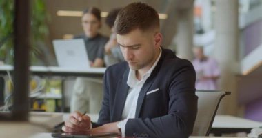 İşletme ofisindeki uygun bir yönetici, iş dünyasındaki stratejik düşünce ve karar verme mekanizmasını örnek alarak, yeni iş girişimlerini tasarlamak için bir kalem kullanır.. 