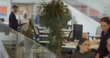 Çeşitli meslektaş grupları iş tecrübelerini paylaşıyor, işbirliği içinde problem çözüyor ve rahat, modern bir ofis içinde birlikte çalışarak takım çalışmasının değerini gösteriyor.