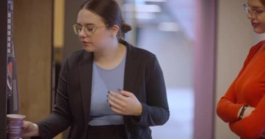 Bir grup arkadaş işten eve dönerken iş stratejilerini ellerinde kahveyle tartışıyor..